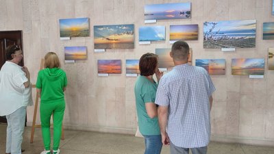 "Світанки війни" з Черкас: у бібліотеці презентували виставку світлин "Світанки війни" з Черкас: у бібліотеці презентували виставку світлин