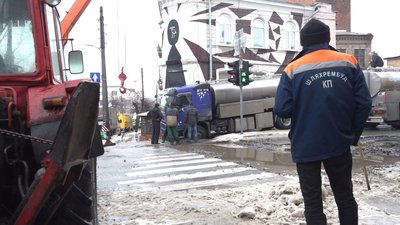 У Харкові вантажівка провалилась під асфальт У Харкові вантажівка провалилась під асфальт
