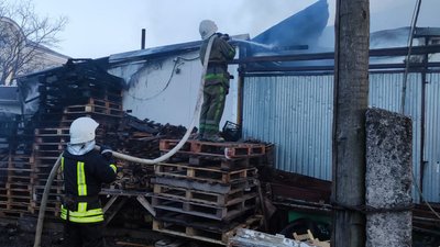 У Долині на Івано-Франківщині горів склад. Вогонь пошкодив 300 м² будівлі