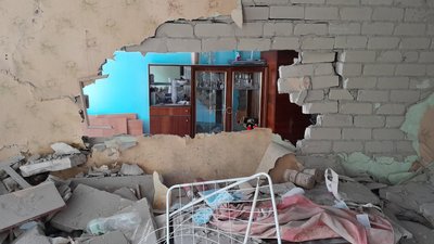 Діра в стіні квартири після обстрілів