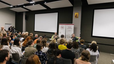 Тімоті Снайдер зустрівся у Львові із військовим, який читав його книгу в окопі Тімоті Снайдер зустрівся у Львові із військовим, який читав його книгу в окопі