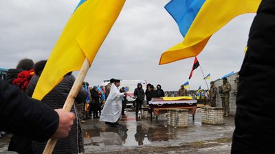На Чернігівщині попрощалися з двома бійцями, які загинули на Донбасі На Чернігівщині попрощалися з двома бійцями, які загинули на Донбасі