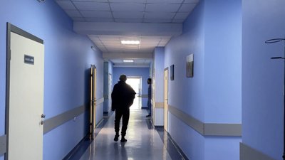 Пихали спицю під шкіру, били струмом, зламали руку: історія ізюмчанина, який провів в полоні 11 днів Пихали спицю під шкіру, били струмом, зламали руку: історія ізюмчанина, який провів в полоні 11 днів