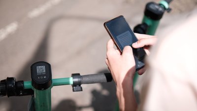 У Чернівцях запрацював прокат самокатів: що кажуть чернівчани У Чернівцях запрацював прокат самокатів: що кажуть чернівчани