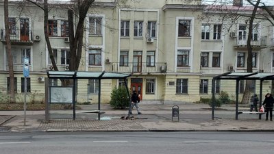 В Одесі водій зіткнувся з двома автівками й в'їхав у зупинку В Одесі водій зіткнувся з двома автівками й в'їхав у зупинку