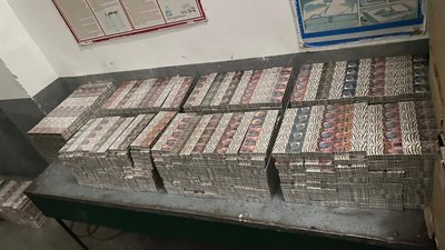 Понад 37 тисяч пачок сигарет знайшли у мікроавтобусі митники на Львівщині Понад 37 тисяч пачок сигарет знайшли у мікроавтобусі митники на Львівщині