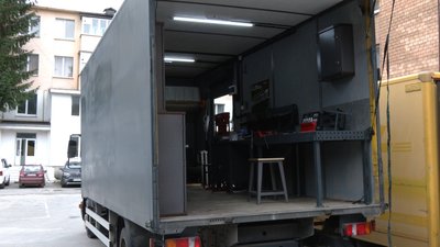 У Хмельницькому волонтери зробили майстерню на колесах для ЗСУ