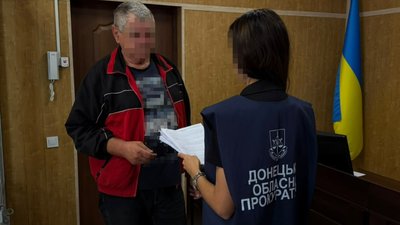 Працівник АЗС зі Словʼянська