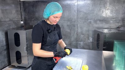 Працювати під час війни важко: подружжя з Волині виграли грант від держави, виготовляють фріпси та пастилу Працювати під час війни важко: подружжя з Волині виграли грант від держави, виготовляють фріпси та пастилу