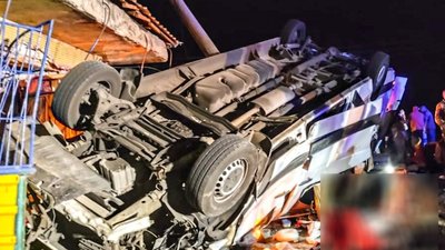 Перекинутий мікроавтобус "Volkswagen Crafter", у якому попередньо перебувало 18 пасажирів