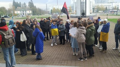"Спочатку дрони, потім стадіони": під Волинською ОВА — акція