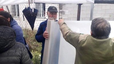 У Миколаєві мешканцям пошкоджених будинків нарізають плівку для закриття вибитих вибухами вікон У Миколаєві мешканцям пошкоджених будинків нарізають плівку для закриття вибитих вибухами вікон