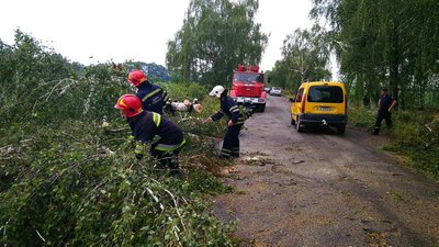 Черкаські рятувальники розблокували дорогу після негоди
