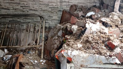 Мешканці Великої Писарівки живуть поруч зі снарядом в стіні Мешканці Великої Писарівки живуть поруч зі снарядом в стіні
