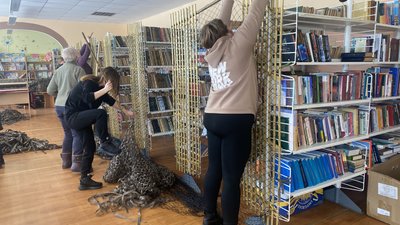 Волонтери Миколаївщини створюють маскувальні сітки за унікальною технологією Волонтери Миколаївщини створюють маскувальні сітки за унікальною технологією