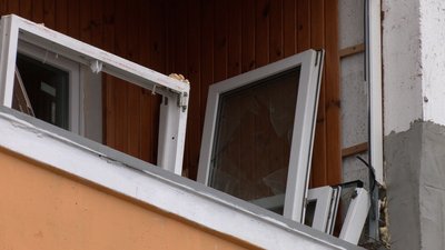 У Чернігові 18 багатоповерхівок, які постраждали від обстрілів росіян, досі стоять без вікон У Чернігові 18 багатоповерхівок, які постраждали від обстрілів росіян, досі стоять без вікон