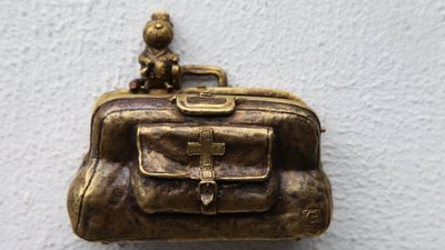 Присвятили військовому лікарю. У Дніпрі відкрили 13-у мініскульптуру проєкту "Відчуй Дніпро"