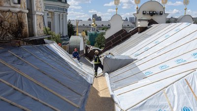 Рятувальники закривають дах пошкодженого атакою РФ Свято-Успенського собору