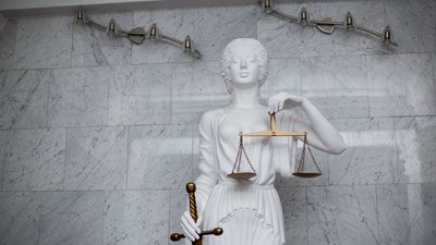 Скульптура Феміди, яка вціліла в Апеляційному суді у Чернігові Скульптура Феміди, яка вціліла в Апеляційному суді у Чернігові