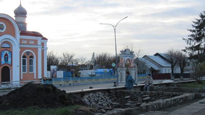 У центрі Малина на Житомирщині тривають роботи з відновлення ушкодженої частини Соборної площі У центрі Малина на Житомирщині тривають роботи з відновлення ушкодженої частини Соборної площі