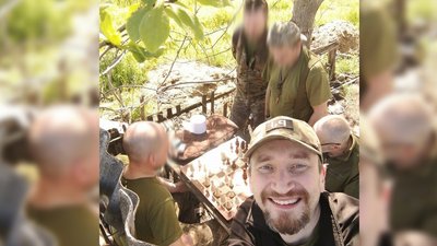 Військовослужбовці грають у шахи Військовослужбовці грають у шахи