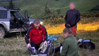 На Закарпатті рятувальники допомогли жінці, яку в горах покусав собака вівчарів