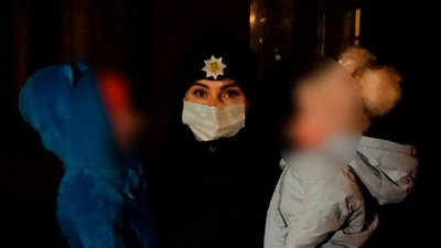 На Херсонщині жінку, яка залишила самих двох семимісячних доньок, можуть позбавити волі