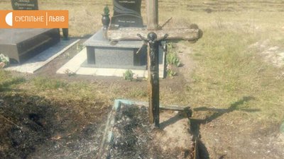 Через палінння трави на двох цвинтарях Львівщини горіли надгробки Через палінння трави на двох цвинтарях Львівщини горіли надгробки