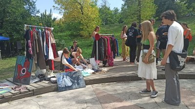 У Дніпрі влаштували мистецьку "Барахолку", аби зібрати гроші для ЗСУ