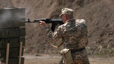Тактичне пересування, мінна безпека та стрільба: на Чернігівщині сили ТРО проводять тренування Тактичне пересування, мінна безпека та стрільба: на Чернігівщині сили ТРО проводять тренування