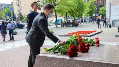 У Дніпрі вшанували пам’ять Тараса Шевченка з нагоди 160 річниці перепоховання У Дніпрі вшанували пам’ять Тараса Шевченка з нагоди 160 річниці перепоховання