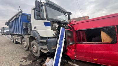 Зіткнулися мікроавтобус та вантажівка: в ДТП на Закарпатті загинули двоє людей Зіткнулися мікроавтобус та вантажівка: в ДТП на Закарпатті загинули двоє людей