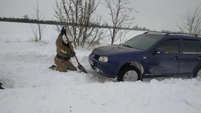Негода на Вінниччині: рятувальники продовжують надавати допомогу водіям