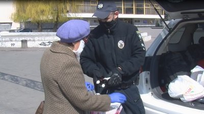 Патрульні поліцейські роздавали в Луцьку маски та антисептики Патрульні поліцейські роздавали в Луцьку маски та антисептики