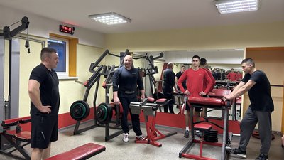 Чемпіон світу з пауерліфтингу В’ячеслав Петров безкоштовно тренує дітей на Полтавщині Чемпіон світу з пауерліфтингу В’ячеслав Петров безкоштовно тренує дітей на Полтавщині