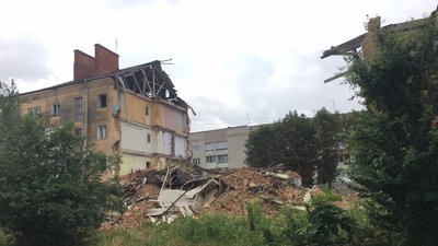 У Дрогобичі після обвалу другої частини будинку демонтували сходову клітку У Дрогобичі після обвалу другої частини будинку демонтували сходову клітку