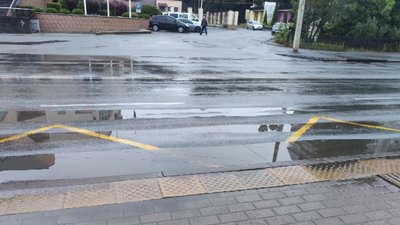 "Щойно йде дощ — заливає водою": вінничани просять відремонтувати асфальт біля зупинки