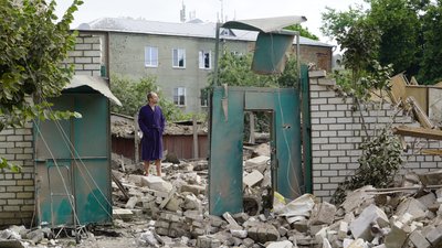 Містянин дивиться на зруйнований ракетним ударом будинок своїх сусідів вранці 26 червня. Внаслідок обстрілу приватна двоповерхівка була зруйнована, з-під завалів рятувальники витягли чоловіка та жінку — подружжя вціліло Містянин дивиться на зруйнований ракетним ударом будинок своїх сусідів вранці 26 червня. Внаслідок обстрілу приватна двоповерхівка була зруйнована, з-під завалів рятувальники витягли чоловіка та жінку — подружжя вціліло