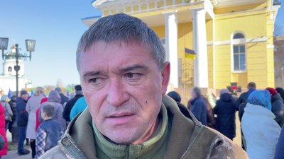 Навколішки прощалися із земляком: у Прилуках в останню путь провели бійця Олександра Приймака Навколішки прощалися із земляком: у Прилуках в останню путь провели бійця Олександра Приймака