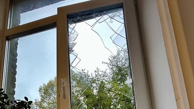 Пошкоджена будівля філії Суспільного Запоріжжя внаслідок російської балістичної атаки