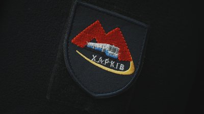 Значок на уніформі працівників метро в Харкові