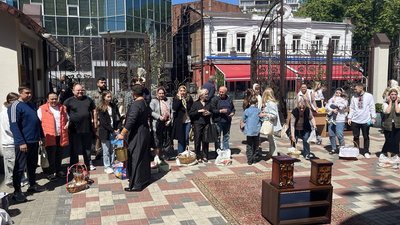 У Дніпрі освячують паски та великодні кошики: фоторепортаж У Дніпрі освячують паски та великодні кошики: фоторепортаж