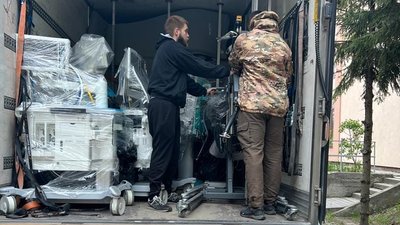 Під час розвантаження допомоги від шведських благодійників Під час розвантаження допомоги від шведських благодійників