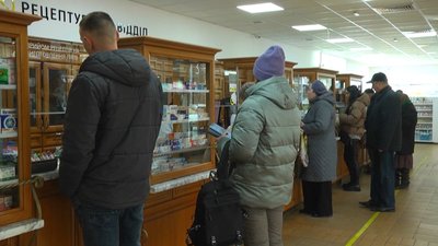 На десять відсотків зменшились продажі препаратів, які з першого квітня відпускаються за рецептом, в одній з аптек Хмельницького На десять відсотків зменшились продажі препаратів, які з першого квітня відпускаються за рецептом, в одній з аптек Хмельницького