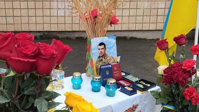 На фасаді гімназії у Кривому Розі відкрили дошку загиблому бійцю На фасаді гімназії у Кривому Розі відкрили дошку загиблому бійцю