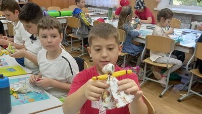 Житомирські школярі робили ляльки-мотанки як обереги для українських військових Житомирські школярі робили ляльки-мотанки як обереги для українських військових