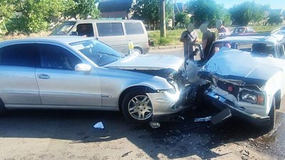 Двоє травмованих: у Миколаєві сталась аварія за участі Mercedes Benz та ВАЗ
