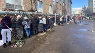 Кілька тисяч рівнян плетуть сітки для фронту Кілька тисяч рівнян плетуть сітки для фронту