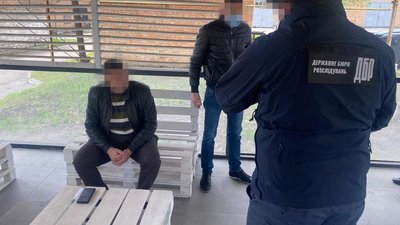 Кіровоградська прокуратура спіймала на хабарі працівника Укртрансбезпеки Кіровоградська прокуратура спіймала на хабарі працівника Укртрансбезпеки