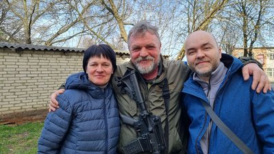 "Перші люди, які принесли на барикаду каструлю супу і термос з чаєм" – історія донецької родини волонтерів у Сумах